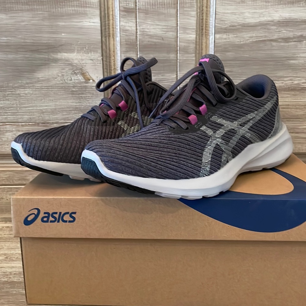 NWT! Women’s ASICS Versablast size 8!